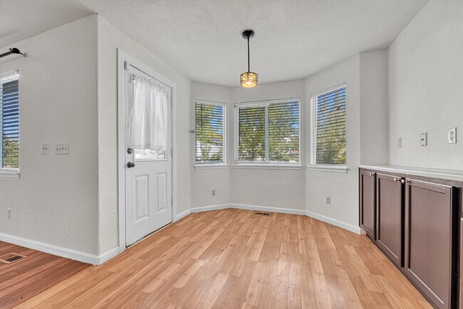 Building Photo - $3,400 - 5 Bed, 3.5 Bath Home in Aurora with in unit Laundry and Fenced in Yard!