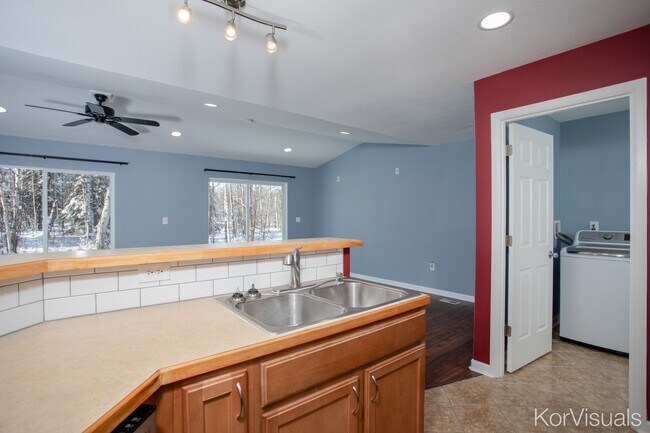 Building Photo - 761 Selina Ln