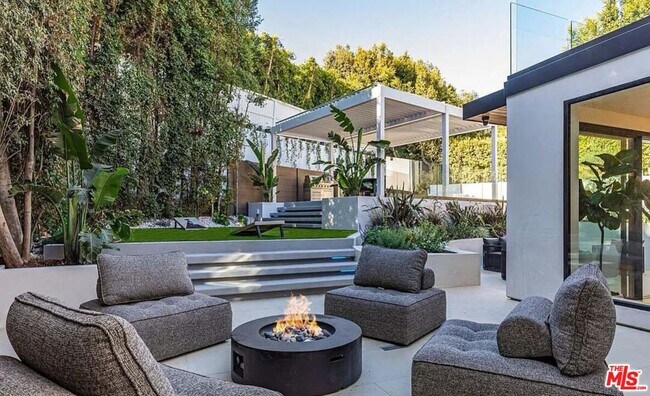 Building Photo - 1271 Sunset Plaza Dr