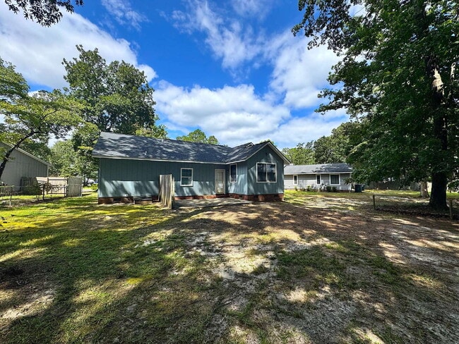Building Photo - Beautiful Three Bedroom Home!