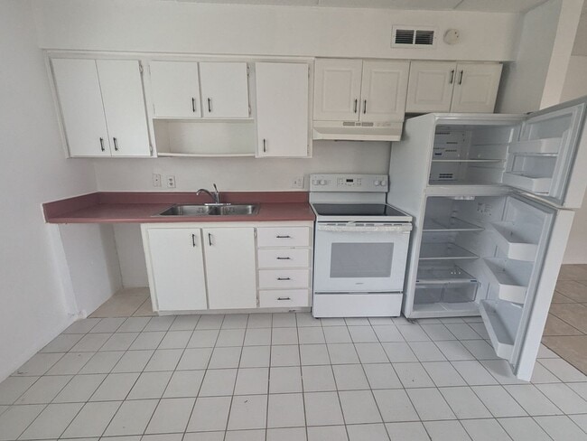 Building Photo - Palm Gardens - First Floor