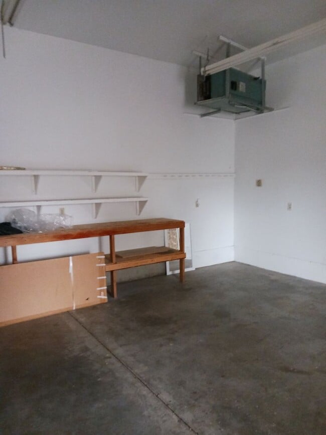 Building Photo - Beautiful Unique 4 Bedroom home with a loft & 3 full bathrooms! Move In Special $500 off first mo...