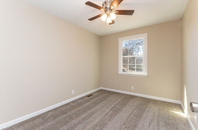 Building Photo - 816 Garrettsburg Rd