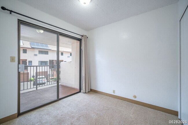Building Photo - Rarely Available 3-bed/2.5-bath/2-parking Townhouse in Aiea