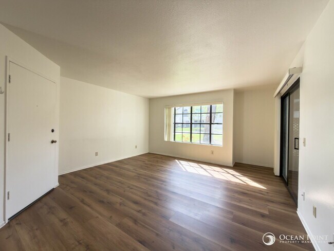 Building Photo - Spacious 2 Bedroom Condo in Camarillo!