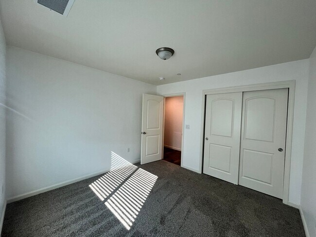 Building Photo - 1517 S Barberry Pl