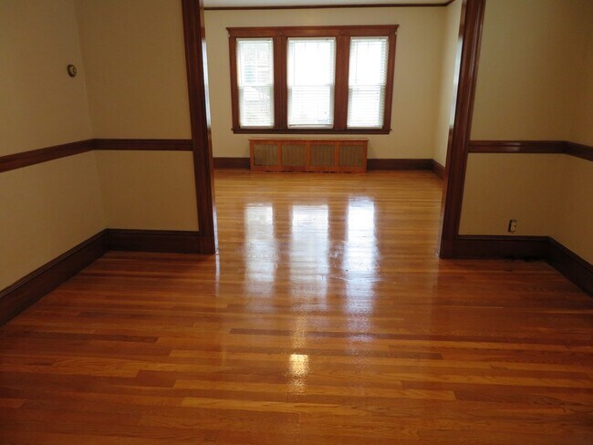 Building Photo - 10-12-12 Fairlawn Ave