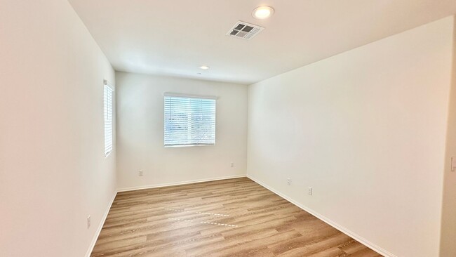 Building Photo - Beautiful Newer Construction Two-Story Hom...