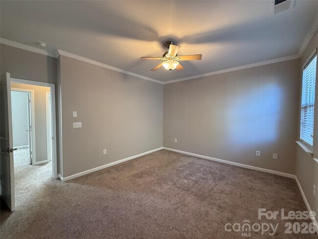 Building Photo - 933 Central Park Cir