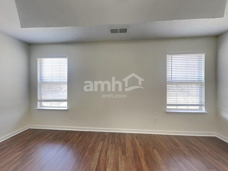 Building Photo - 510 Fairview Lake Way