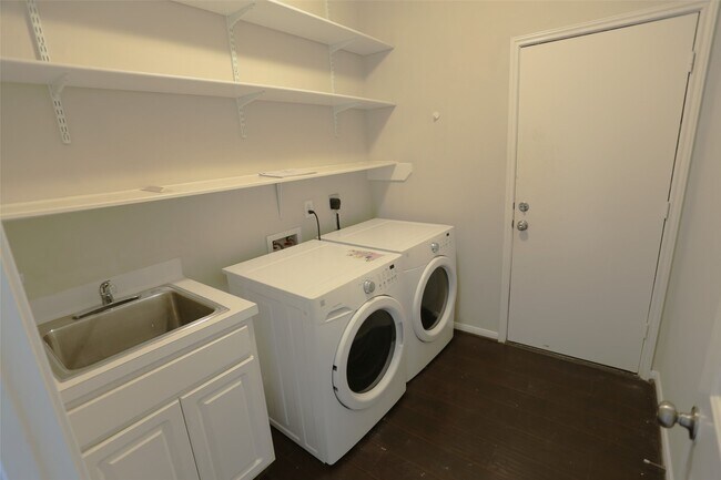Building Photo - 3327 Summerwood Ln