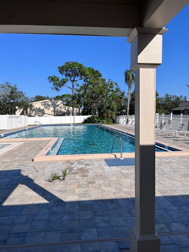 Building Photo - Townhome in Pinellas Park for Rent