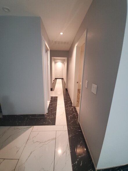 Building Photo - 511 E Roeser Rd