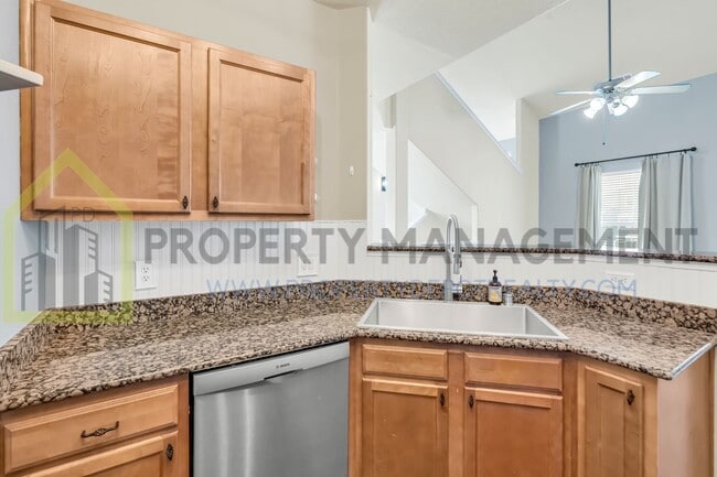 Building Photo - Spacious 2 (or 3!) Bed Condo in Gated Comm...