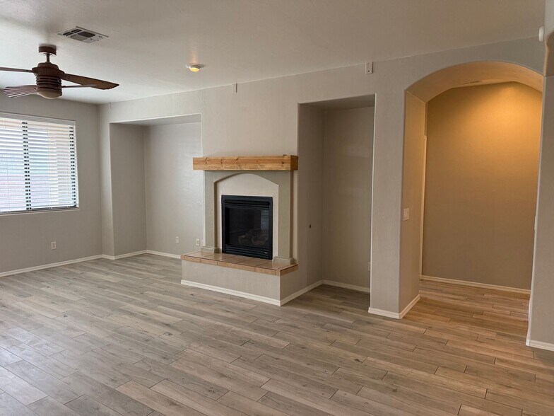 Building Photo - 10592 E Rose Hill St