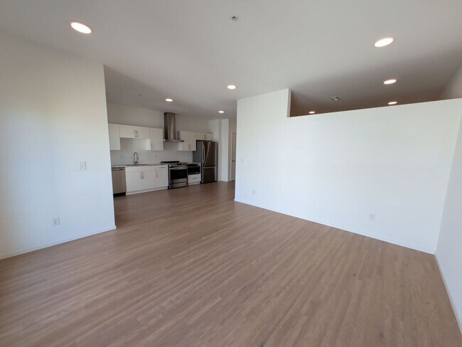 Building Photo - Spectacular Edgehill Condo!
