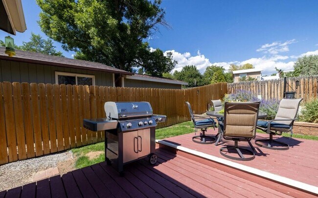 Building Photo - Charming 3-Bedroom Ranch for Rent in Prime...