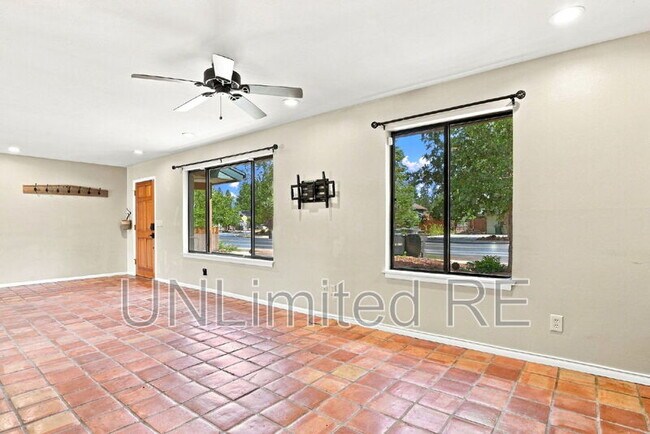 Building Photo - 2700 W Lynette Dr