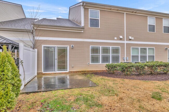 Building Photo - Move-in Ready Townhome in heart of Spring Hill