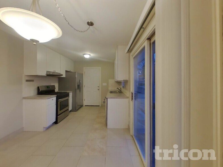 Building Photo - 3733 Hillsboro Ave N