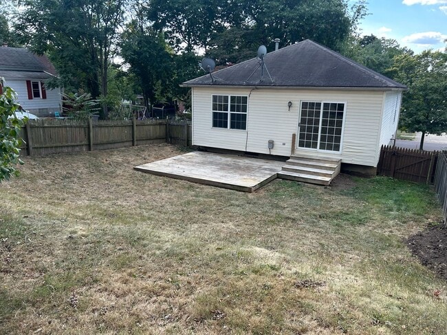 Building Photo - 3 bedroom 1 bath house for rent
