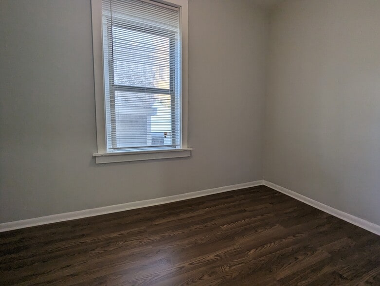 Building Photo - 1423 N Maplewood Ave