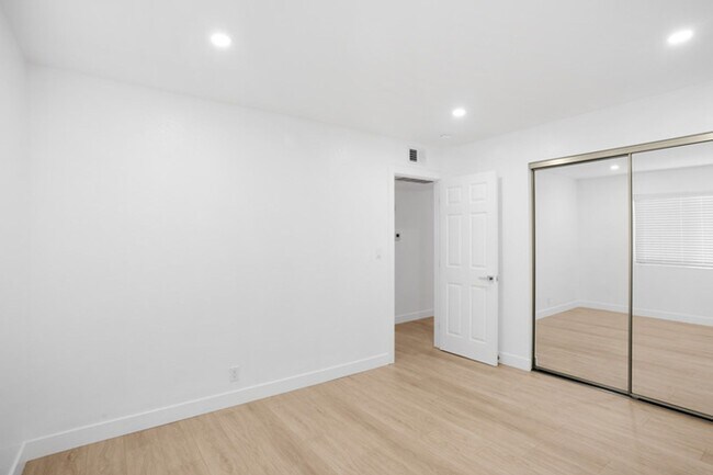 Building Photo - 126-126 S Marengo Ave