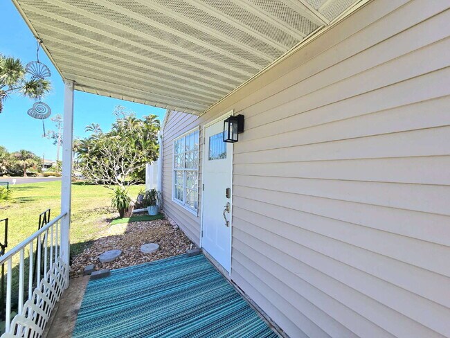 Building Photo - 6121 Lakefront Dr