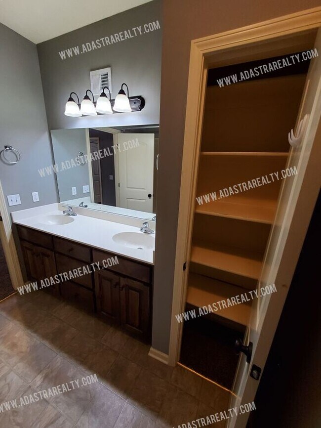 Building Photo - Beautiful and Spacious Olathe Townhome-Available in APRIL!!!