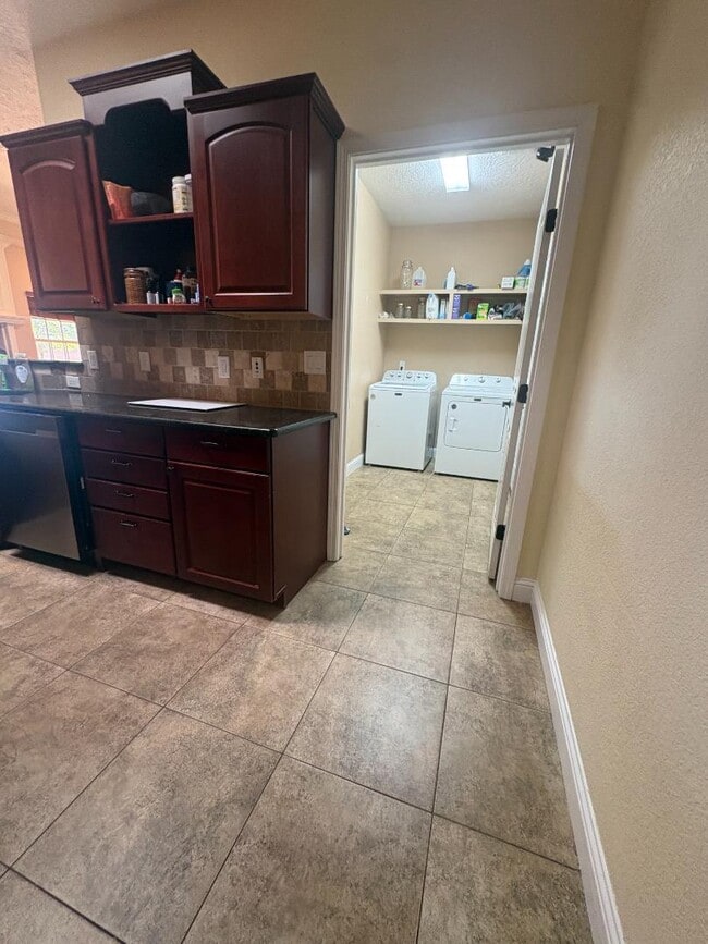 Building Photo - 725 Almond Tree Ln