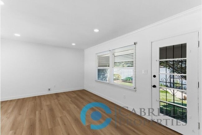 Building Photo - 2215 Marigold Pl