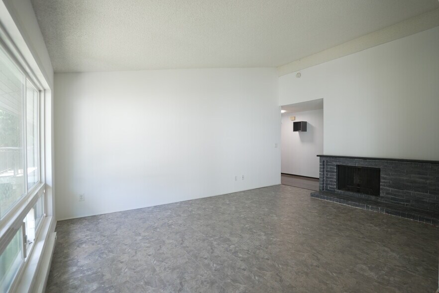 Building Photo - 15206 NE 8th St