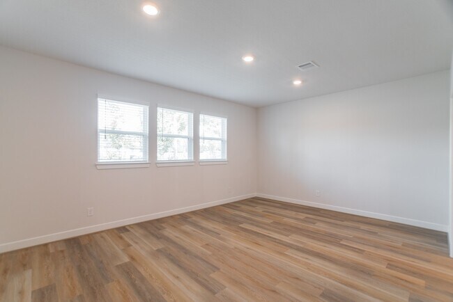 Building Photo - 11 Mariposa Wds Dr