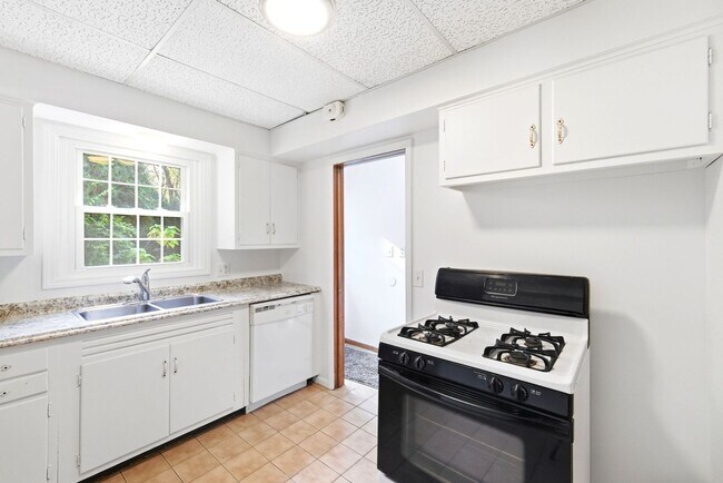 Building Photo - 8983 Highland Dr