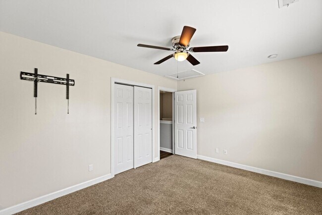 Building Photo - 4 Bedroom with Large Lot Available Now!