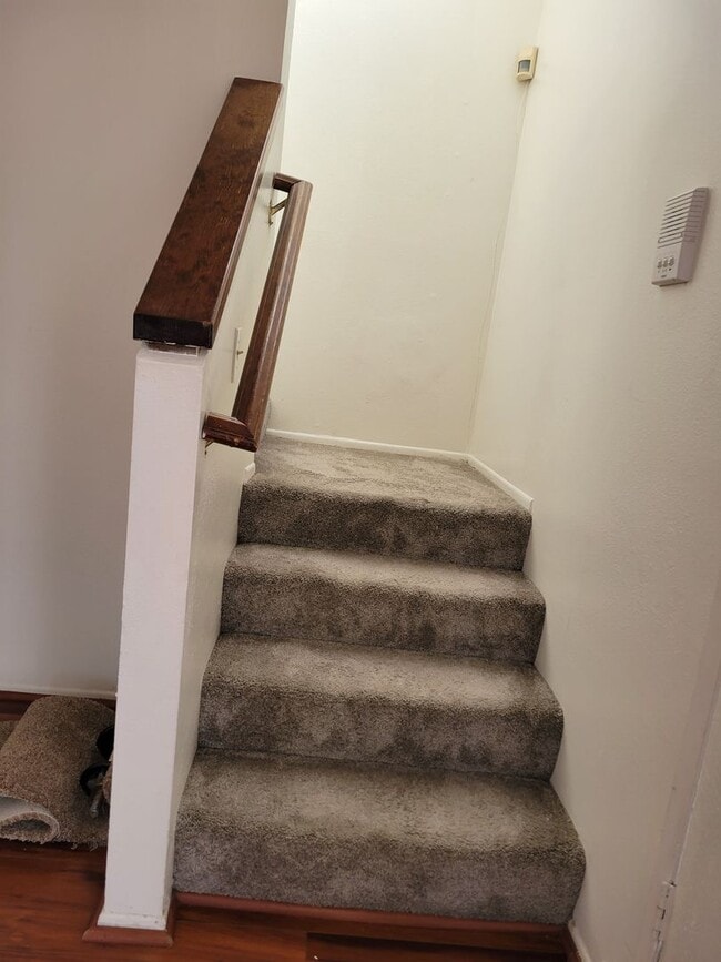 Building Photo - Plenty of Natural Light! Spacious Townhous...