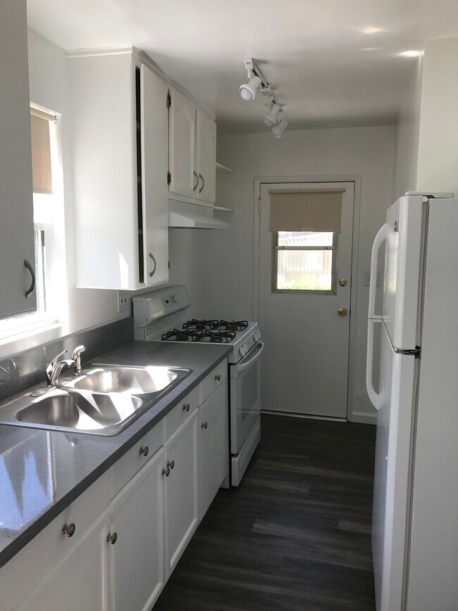 Building Photo - 416 E Cypress St