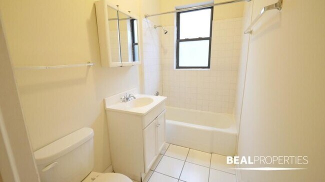 Building Photo - 1 bedroom in CHICAGO IL 60613