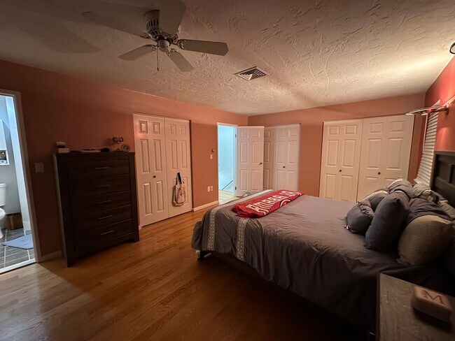 Building Photo - Townhouse, Central AC, 2 Parking Spots