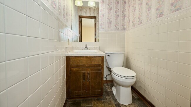 Building Photo - For Rent: 3BR, 1 1/2BA house (Please speak...