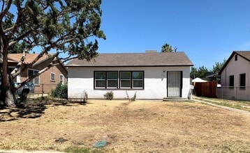 Building Photo - 3 Bedroom Home with HUGE yard!