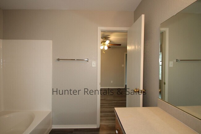 Building Photo - Hymesa Estates!