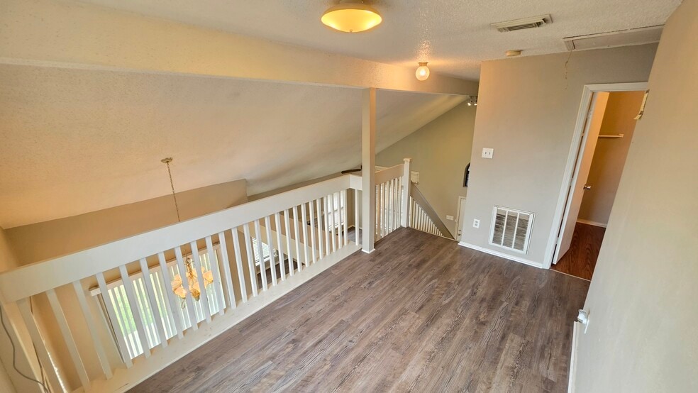 Building Photo - 6301 Fairlane Dr