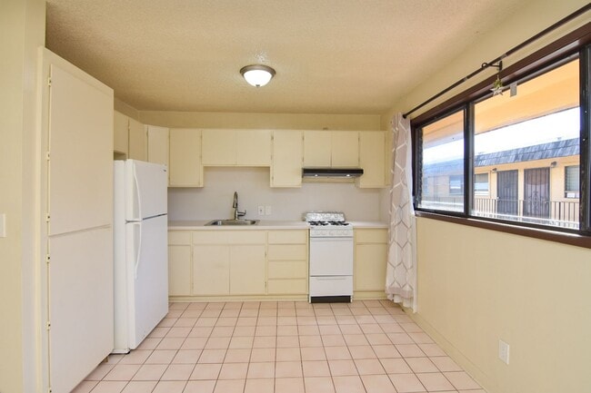 Building Photo - 2 Bed / 1 Bath Apartment in Salt Lake – Great Location!