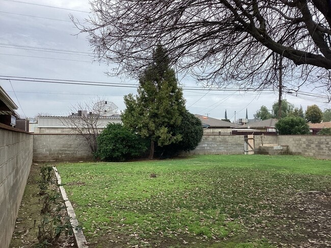 Building Photo - 1534 W Cambridge Ave