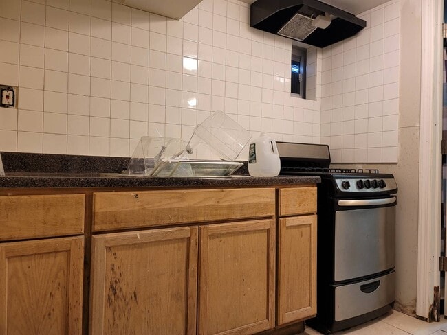 Building Photo - 137-28 170th St