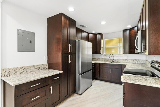 Building Photo - 7531 Edgewater Cir
