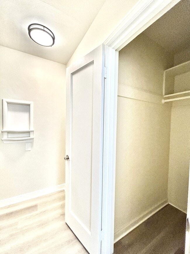 Building Photo - Remodeled 1 Bed/ 1 Bath Apartment in Burlingame Available NOW!