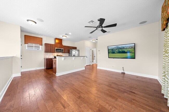 Building Photo - Stunningly Beautiful and Stylish Garage Apartment ~
