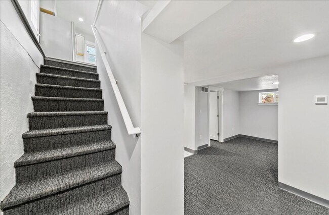 Building Photo - Bright, Spacious Home in Prime Southeast B...